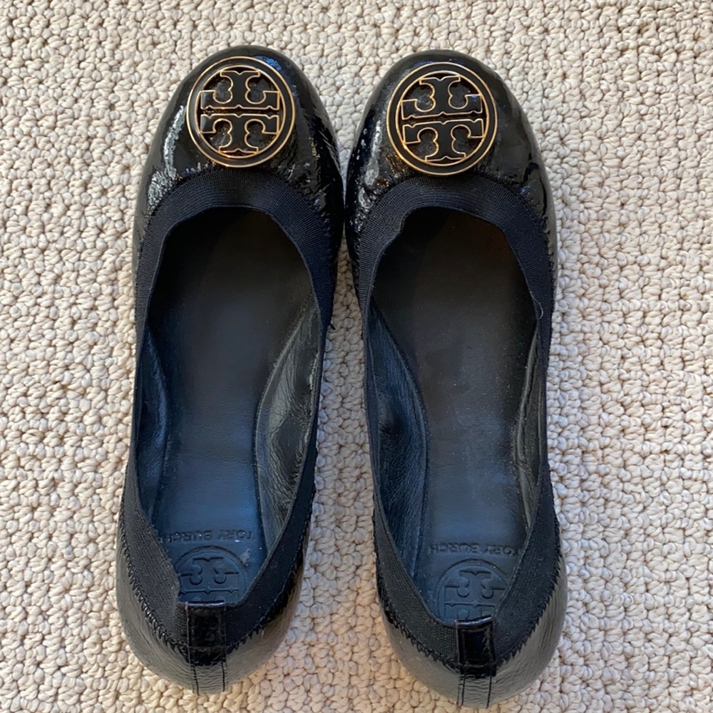 Tory Burch black patent leather shoes with gold emblem